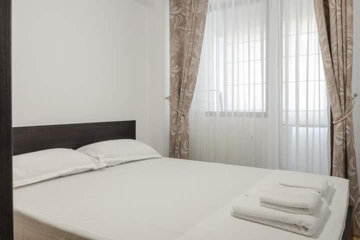 Apartment Confort' By J *