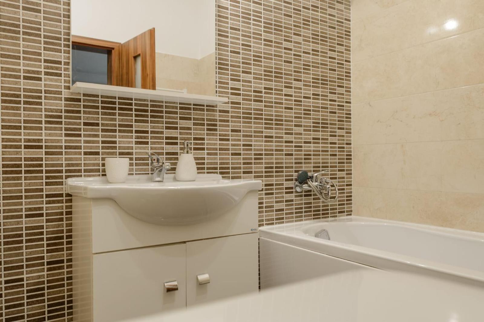 Apartment Confort' By J *